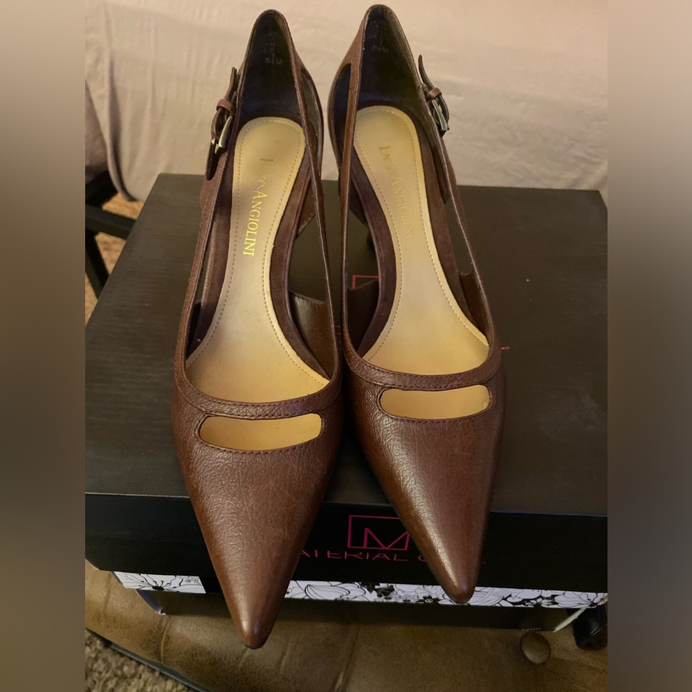 Beautiful brown leather pumps